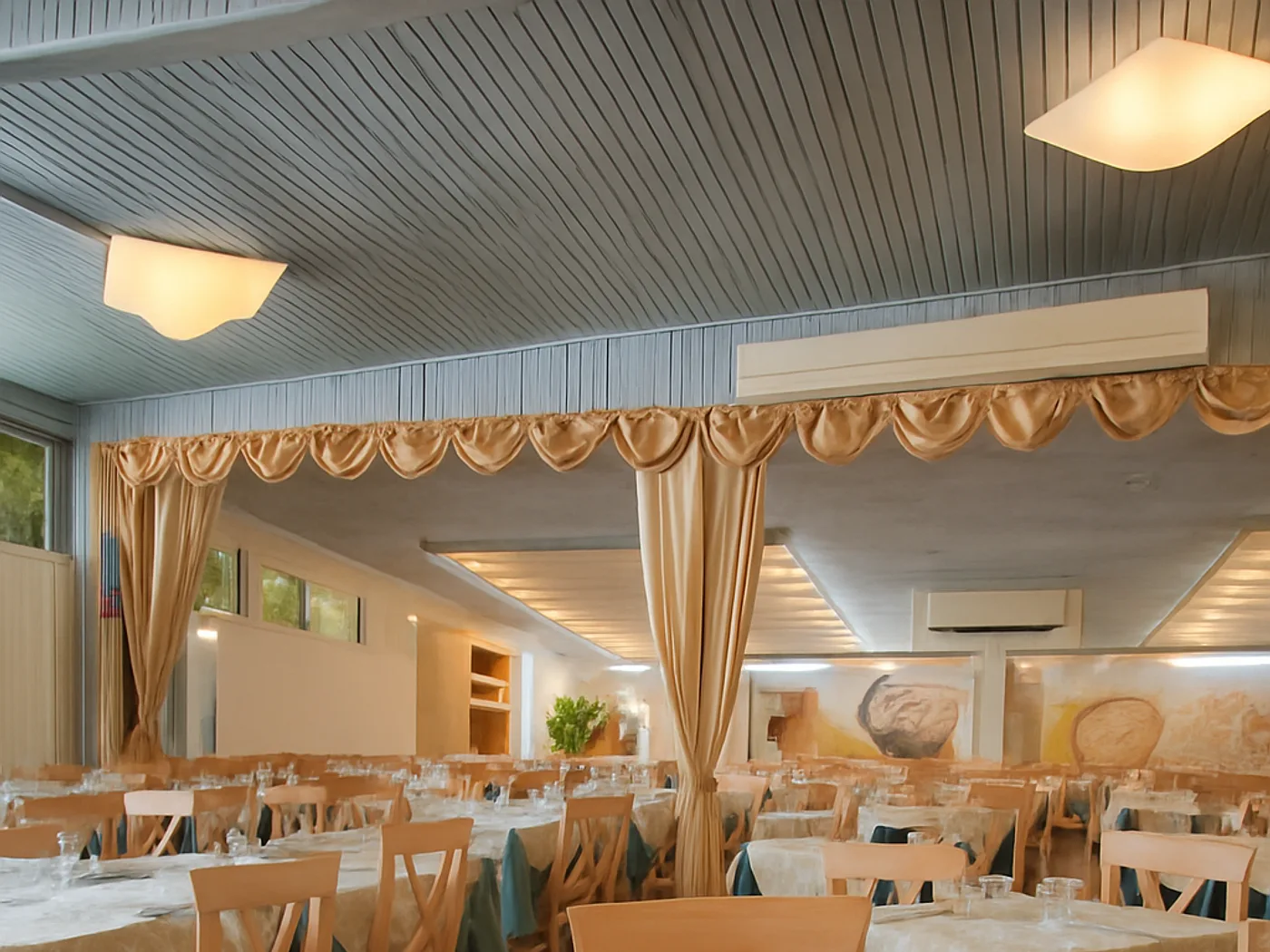 La sala apparecchiata del Ristorante La Carretta